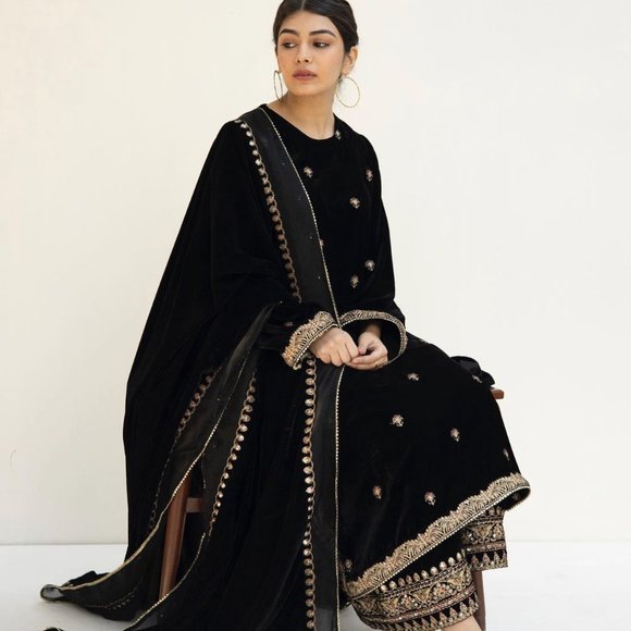 Punjabi Pakistani Beautiful Black Velvet Suit - Picture 7 of 8